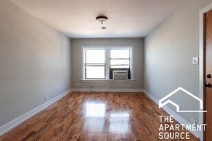 556 W Arlington Pl, Unit 402 in Chicago, IL - Building Photo