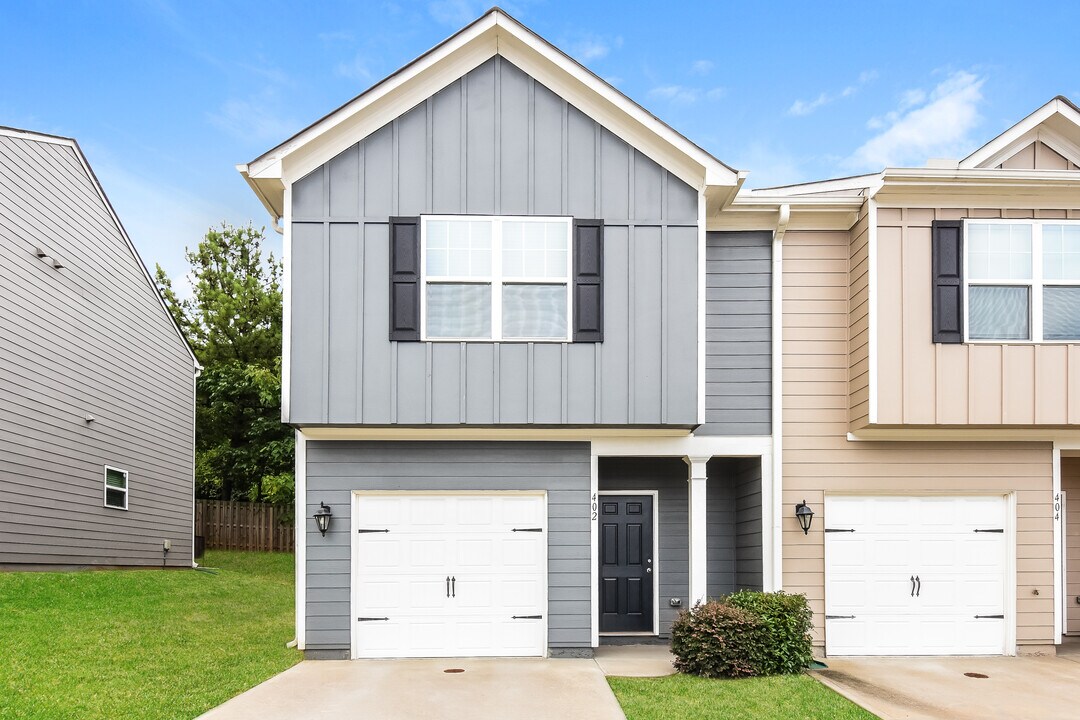 402 Highwood Ln in East Point, GA - Building Photo