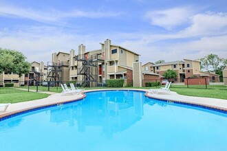 Fox Bend Apartments in Garland, TX - Building Photo - Building Photo