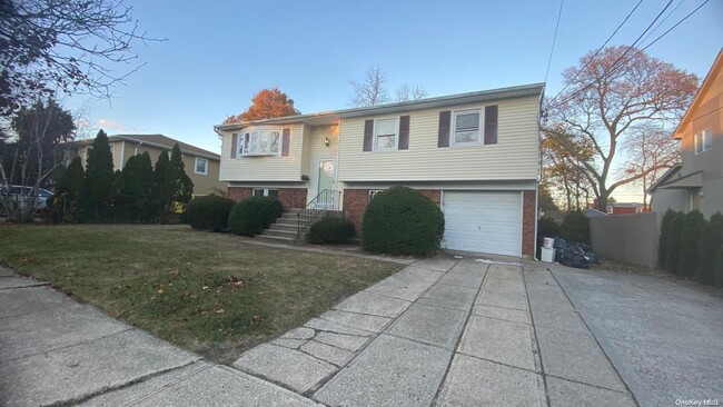 315 Starke Ave in East Meadow, NY - Building Photo - Building Photo