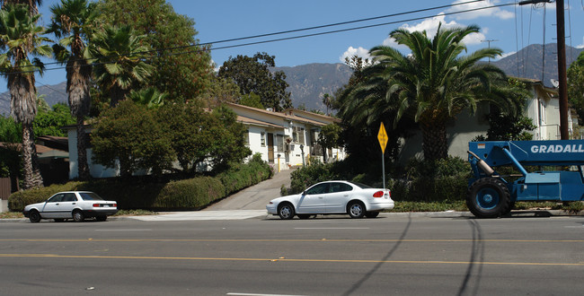 2509-2513 Montrose Ave in Montrose, CA - Foto de edificio - Building Photo