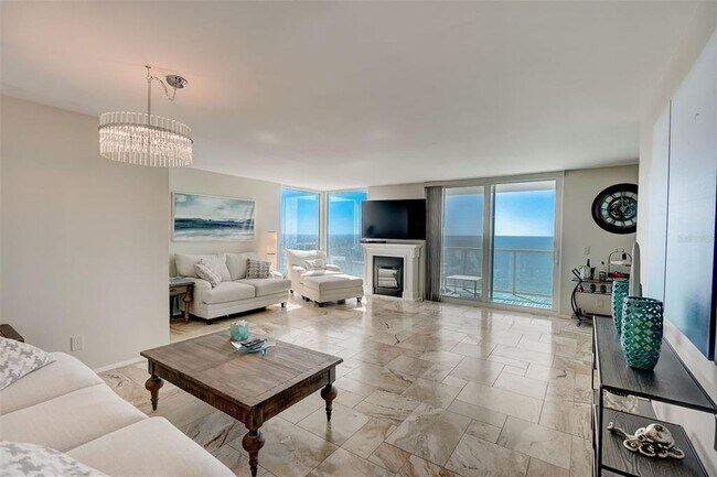 2425 Gulf of Mexico Dr in Longboat Key, FL - Foto de edificio - Building Photo