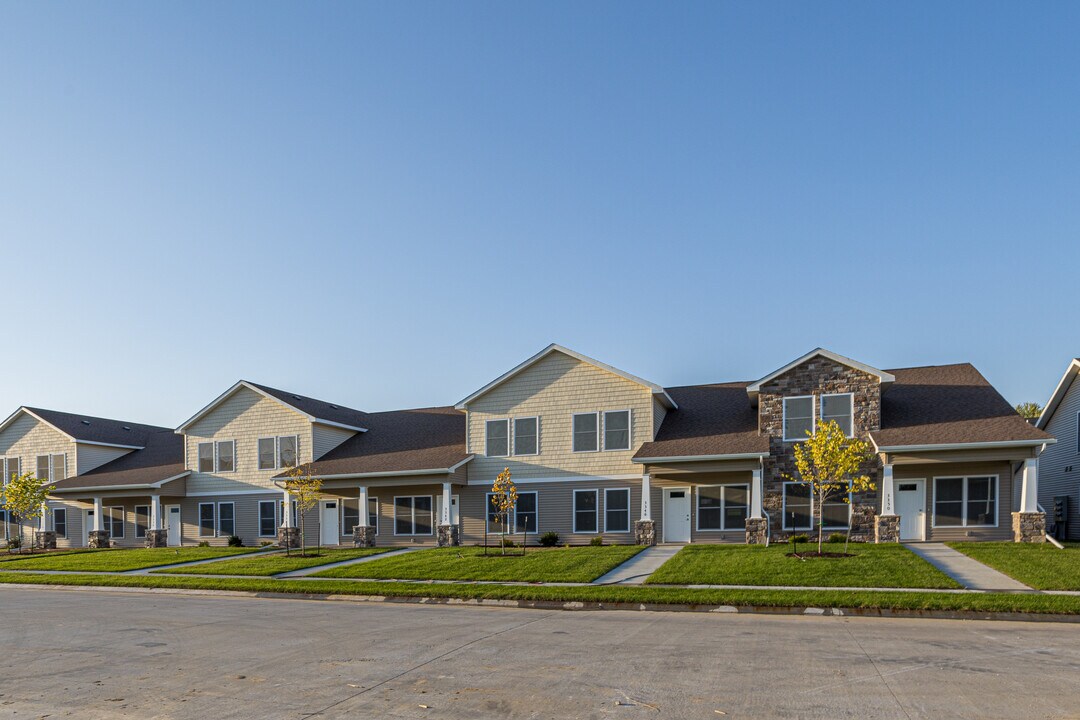 The Brownstones in Bettendorf, IA - Foto de edificio