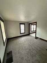 437 Bonnie Brae Ave SE in Warren, OH - Building Photo - Building Photo