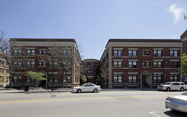 219 Harvard St in Brookline, MA - Foto de edificio - Building Photo
