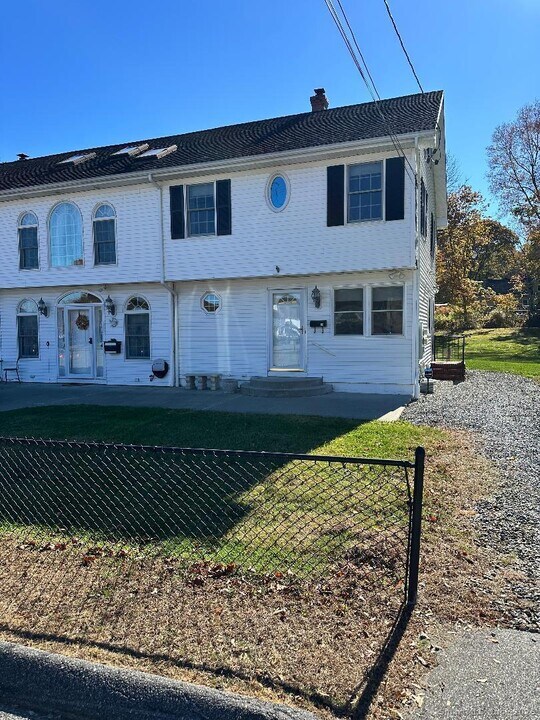 79 S B St in Norwich, CT - Building Photo