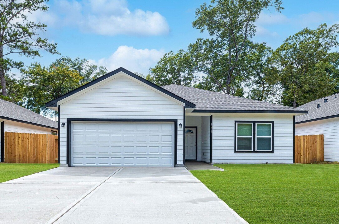 65 Hill Rd in Cleveland, TX - Building Photo
