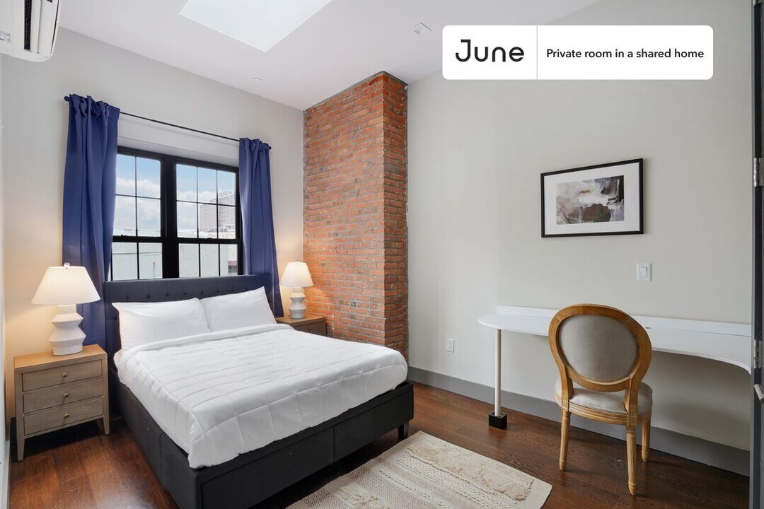Private bedroom in 4 bed/2 bath Home in New York, NY - Building Photo