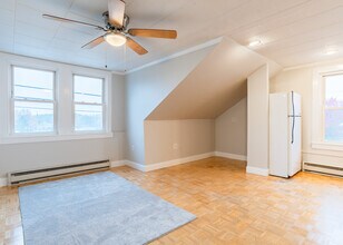 107 May St, Unit 107 May St Apt 2 in Biddeford, ME - Building Photo - Building Photo