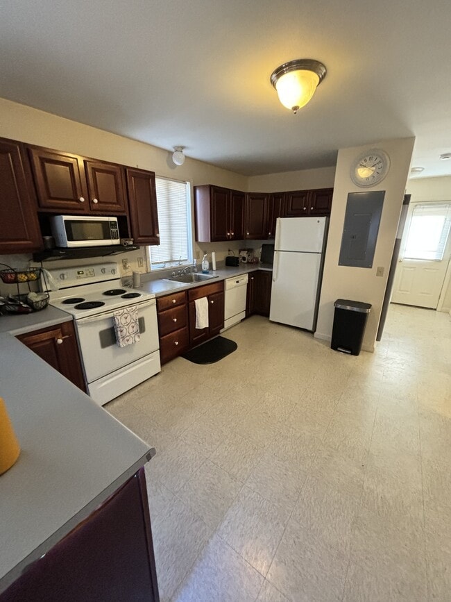 827 Main St in Amherst, MA - Building Photo - Building Photo