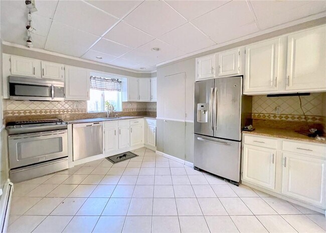 136 W Boston Post Rd in Mamaroneck, NY - Building Photo - Building Photo