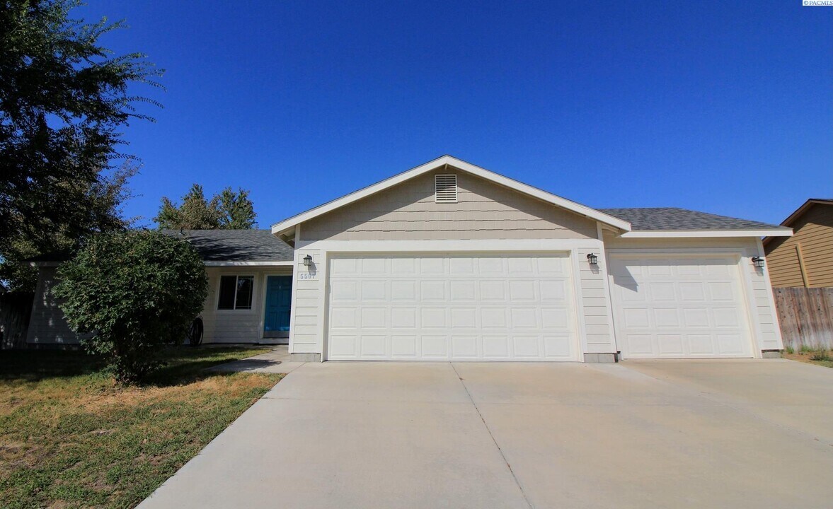 5507 Springfield Dr in Pasco, WA - Building Photo