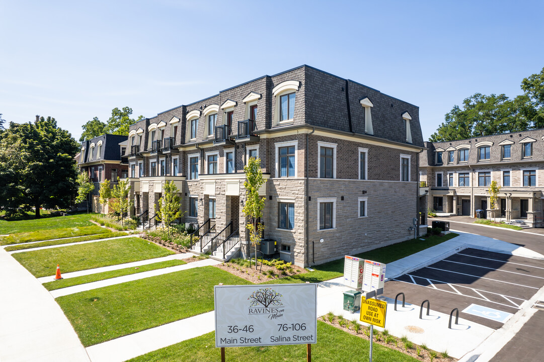 40 Main St in Mississauga, ON - Building Photo