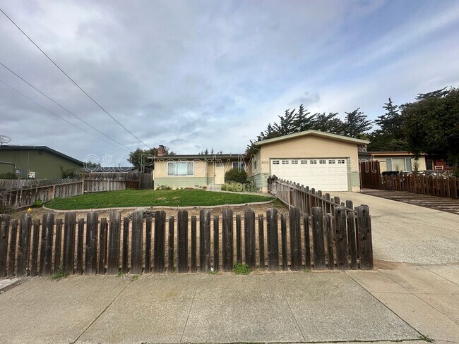 1865 Andrew Ct in Seaside, CA - Building Photo - Building Photo