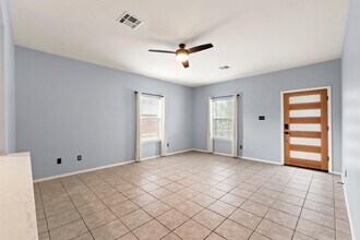 11820 Dunfries Ln in Austin, TX - Foto de edificio - Building Photo