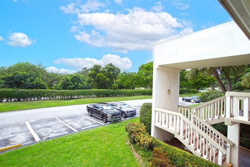 2805 Victoria Way in Coconut Creek, FL - Building Photo