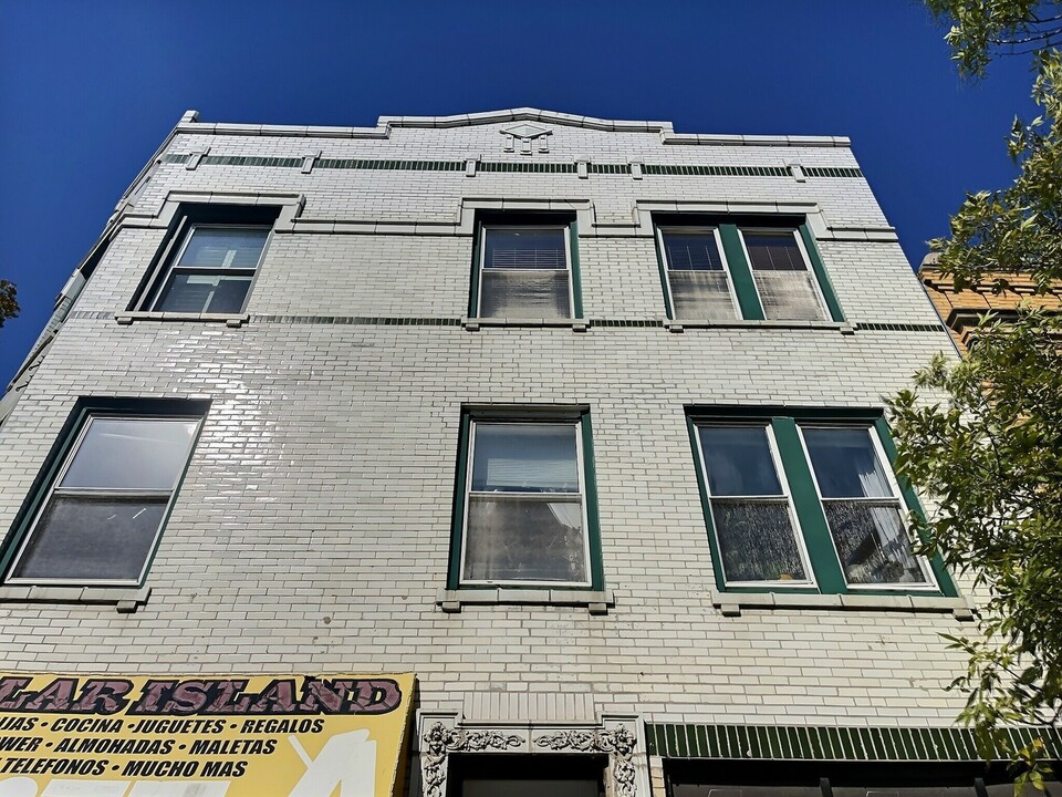 3760 W Fullerton Ave in Chicago, IL - Building Photo