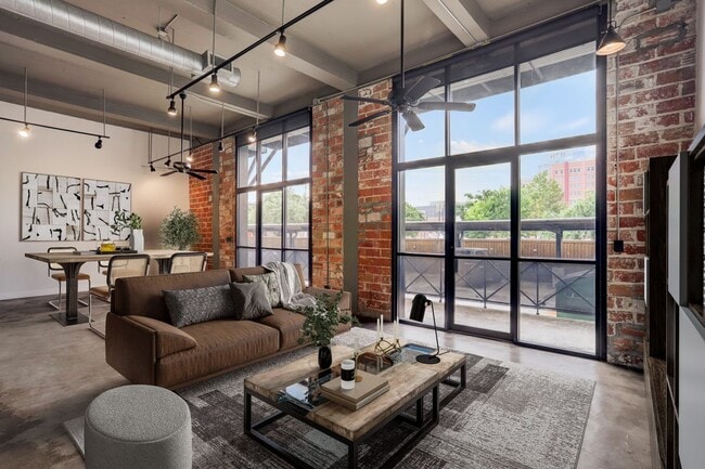 property at 915 N San Jacinto St