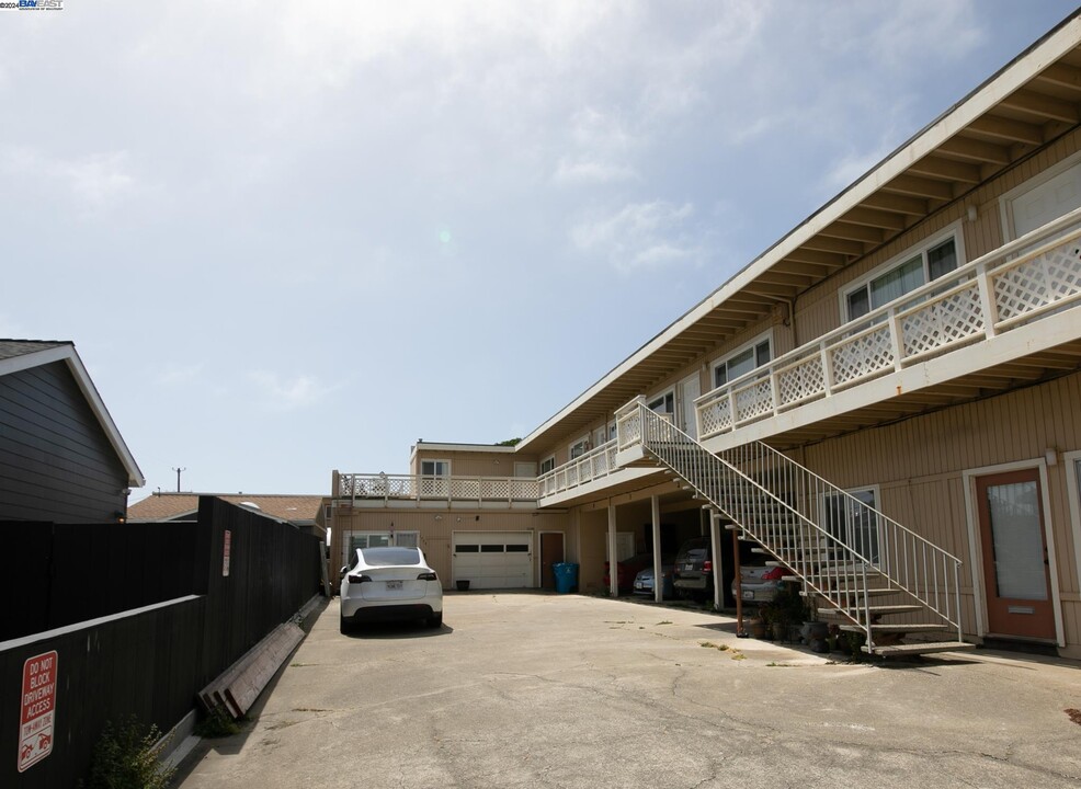 1724 Palmetto Ave in Pacifica, CA - Building Photo