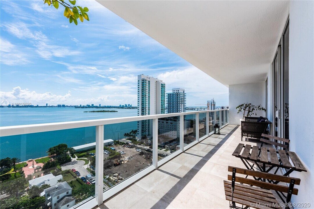 600 NE 27th St in Miami, FL - Foto de edificio