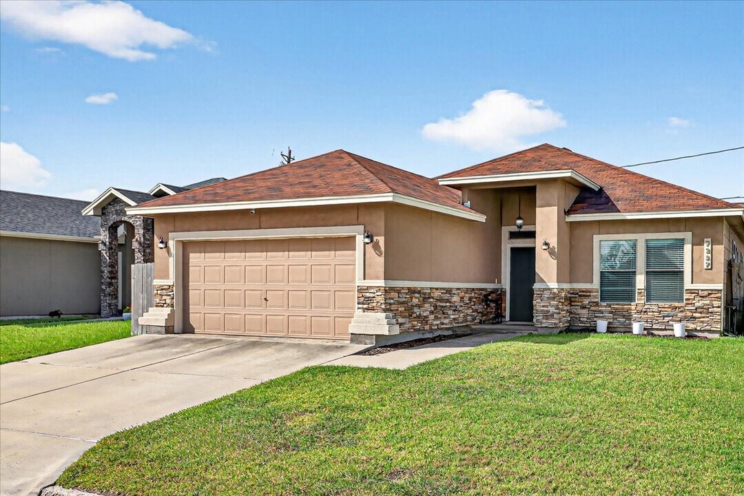 7237 Lake Tranquility Dr in Corpus Christi, TX - Building Photo