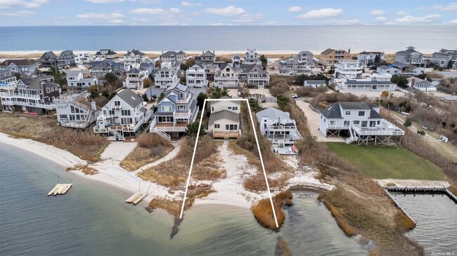 20 Dune Ln in Westhampton Beach, NY - Foto de edificio - Building Photo