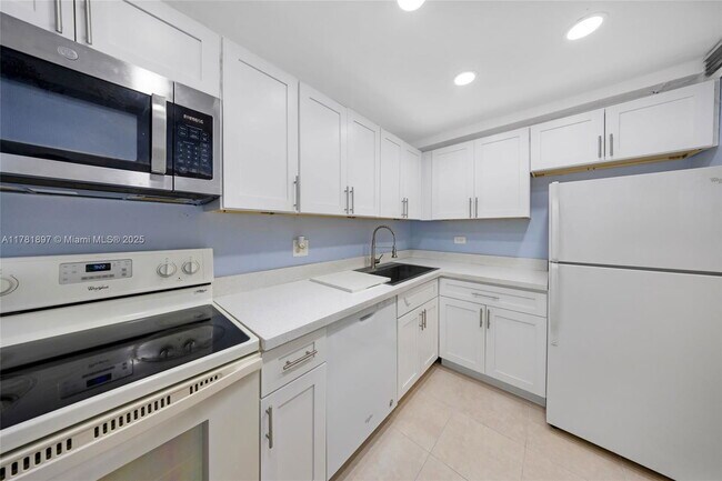 property at 3750 Inverrary Dr