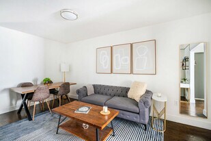 359 W 39th St in New York, NY - Building Photo