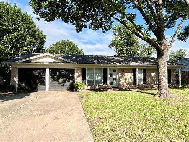 1111 Johnson St in Benbrook, TX - Building Photo
