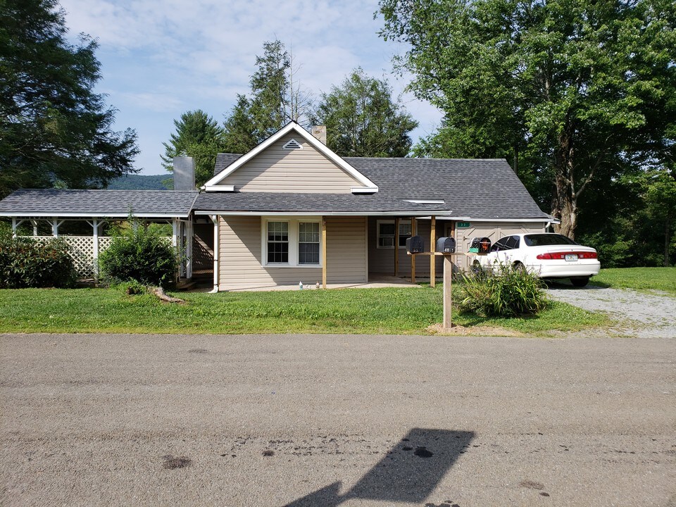 33 Glade Valley Church Rd in Glade Valley, NC - Building Photo