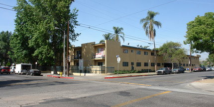 8861 Langdon Ave in North Hills, CA - Foto de edificio - Building Photo