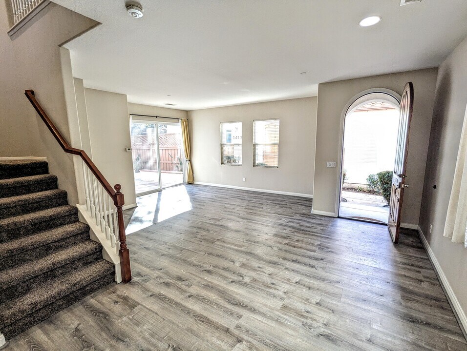 1406 Mosaic Glen in Escondido, CA - Building Photo