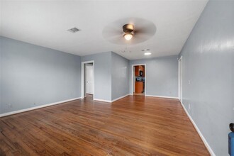 1109 S Shepherd Dr in Baytown, TX - Building Photo - Building Photo