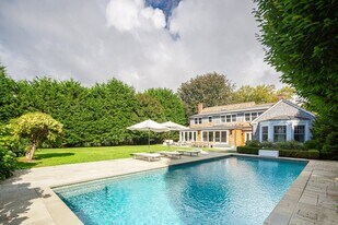 84 Anns Ln in Southampton, NY - Building Photo