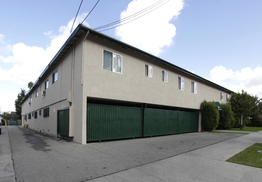 12931 Oxnard St in Van Nuys, CA - Building Photo