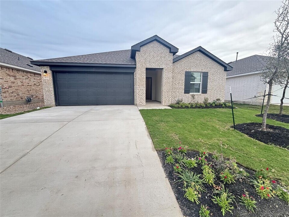 1824 Marlin Spike Dr in Leander, TX - Building Photo