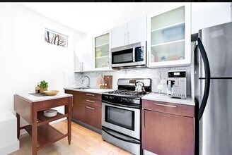 14 Monitor St, Unit Apt 1C in Brooklyn, NY - Foto de edificio - Building Photo