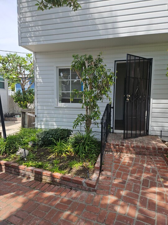 1033 Aviation Blvd in Hermosa Beach, CA - Foto de edificio