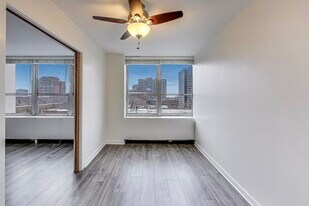 1041 W Irving Park Rd, Unit 655-606 in Chicago, IL - Building Photo