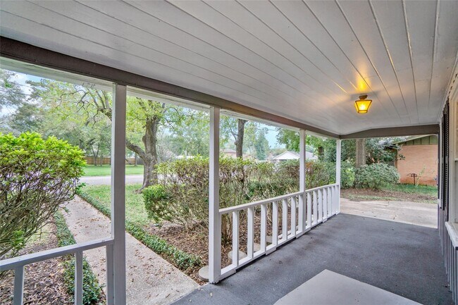 1110 Woods Dr in Liberty, TX - Building Photo - Building Photo