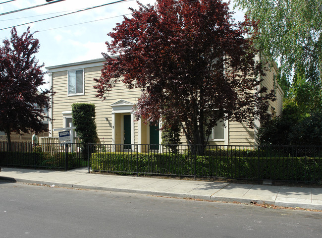 369 N Claremont St in San Mateo, CA - Foto de edificio - Building Photo