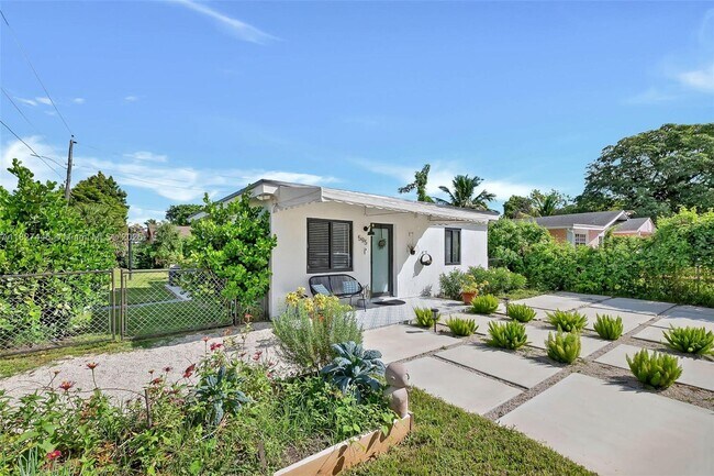 595 NW 101st St in Miami, FL - Building Photo - Building Photo