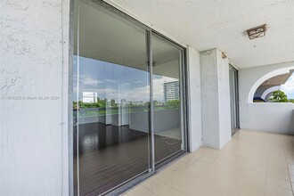 7300 Wayne Ave, Unit 505 in Miami Beach, FL - Building Photo - Building Photo