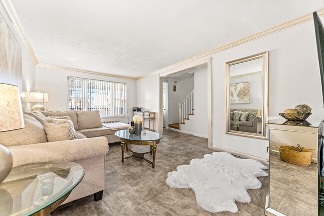 1318 E 58th St, Unit 1