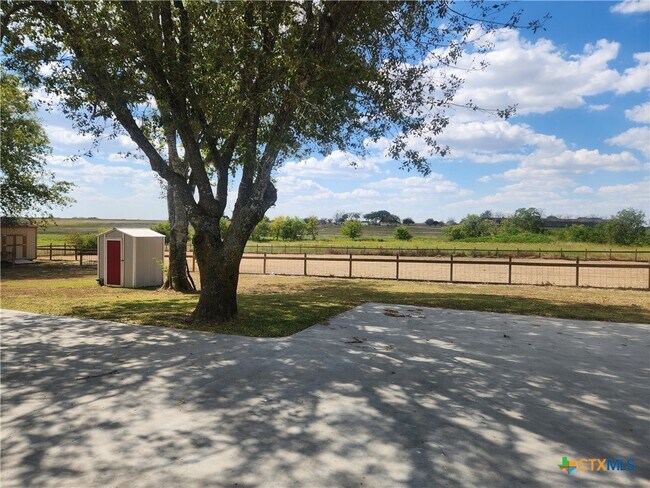 2417 Hwy 90 Alt in Shiner, TX - Building Photo - Building Photo