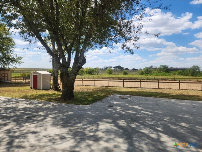 2417 Hwy 90 Alt in Shiner, TX - Foto de edificio - Building Photo