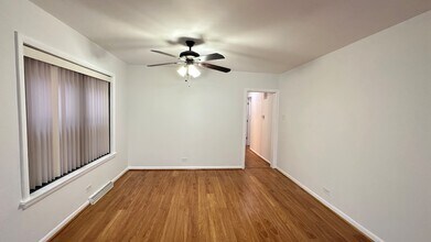 2745 W Berwyn Ave, Unit 1 in Chicago, IL - Building Photo - Building Photo