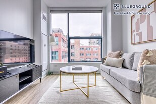 808 W Van Buren St in Chicago, IL - Building Photo