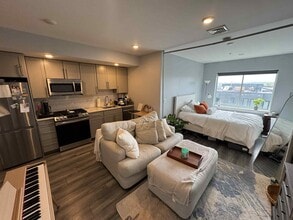 40 B St, Unit 1 in Boston, MA - Foto de edificio - Building Photo