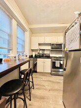 1109 Boylston St, Unit 12 in Boston, MA - Foto de edificio - Building Photo